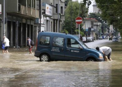Milano, esonda il Seveso. E in centro c’è una voragine di 12 metri