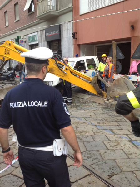 Milano, esonda il Seveso. E in centro c’è una voragine di 12 metri Milano, esonda il Seveso. E in centro c’è una voragine di 12 metri