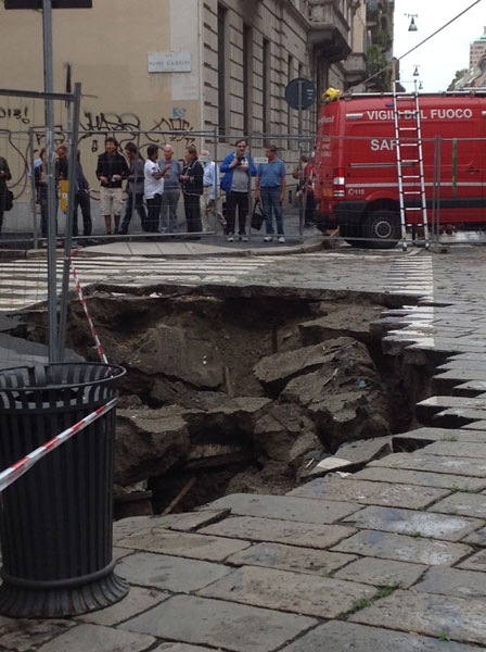 Milano, esonda il Seveso. E in centro c’è una voragine di 12 metri Milano, esonda il Seveso. E in centro c’è una voragine di 12 metri
