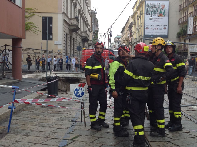 Milano, esonda il Seveso. E in centro c’è una voragine di 12 metri Milano, esonda il Seveso. E in centro c’è una voragine di 12 metri