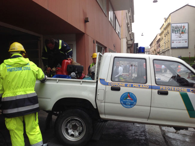 Milano, esonda il Seveso. E in centro c’è una voragine di 12 metri Milano, esonda il Seveso. E in centro c’è una voragine di 12 metri