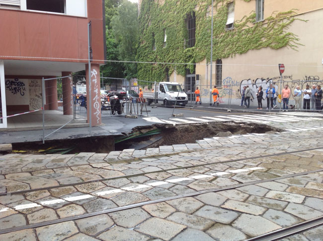 Milano, esonda il Seveso. E in centro c’è una voragine di 12 metri Milano, esonda il Seveso. E in centro c’è una voragine di 12 metri