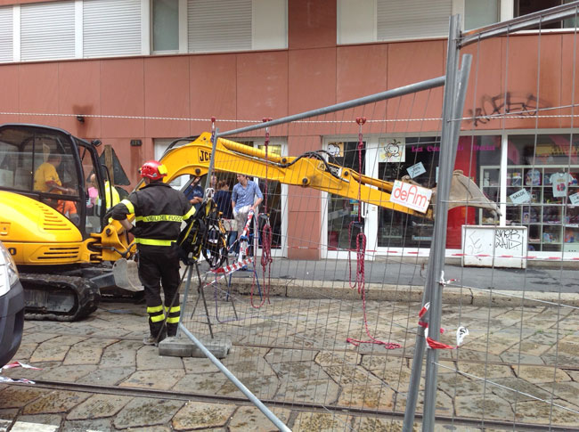 Milano, esonda il Seveso. E in centro c’è una voragine di 12 metri Milano, esonda il Seveso. E in centro c’è una voragine di 12 metri