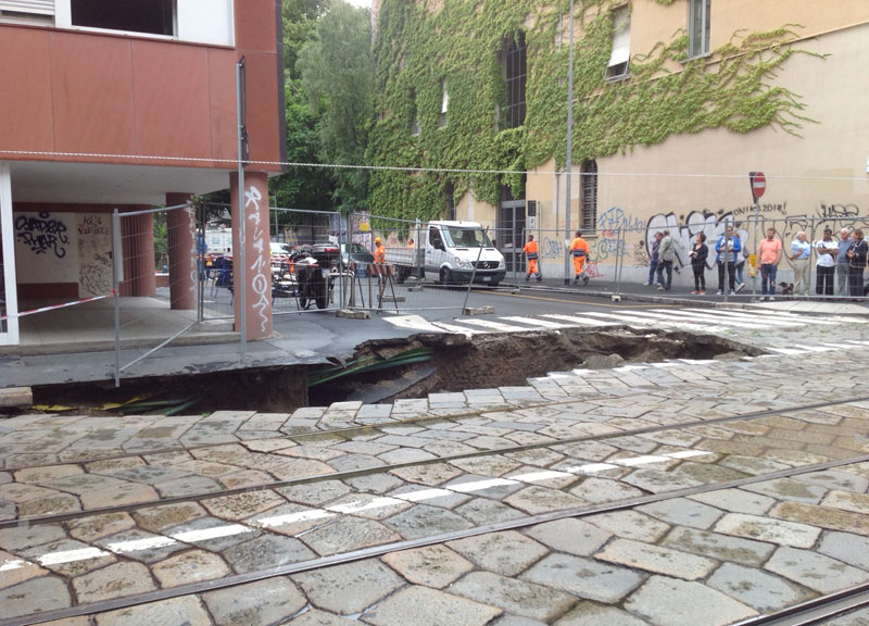 Milano, esonda il Seveso. E in centro c’è una voragine di 12 metri Milano, esonda il Seveso. E in centro c’è una voragine di 12 metri