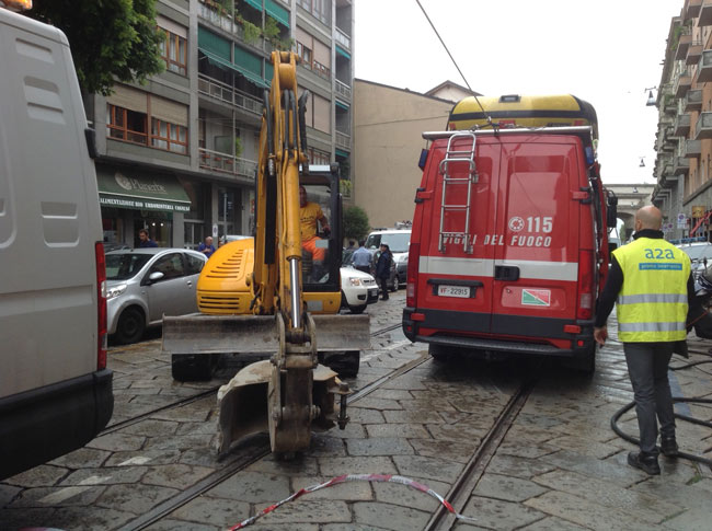 Milano, esonda il Seveso. E in centro c’è una voragine di 12 metri Milano, esonda il Seveso. E in centro c’è una voragine di 12 metri