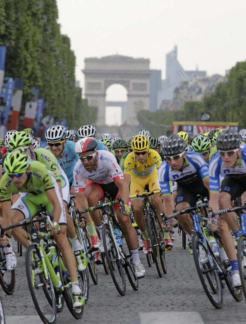 Nibali è il campione del Tour de France. “Emozione immensa, sono frastornato” Nibali è il campione del Tour de France. “Emozione immensa, sono frastornato”