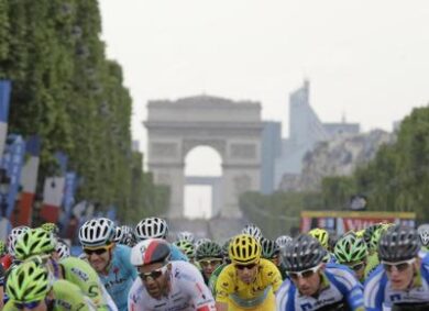 Nibali è il campione del Tour de France. “Emozione immensa, sono frastornato”