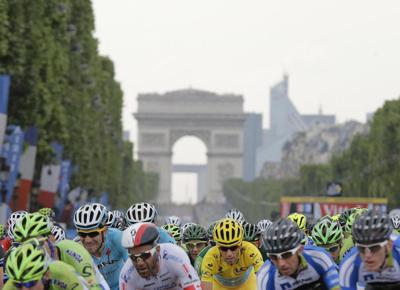 Nibali è il campione del Tour de France. “Emozione immensa, sono frastornato” Nibali è il campione del Tour de France. “Emozione immensa, sono frastornato”