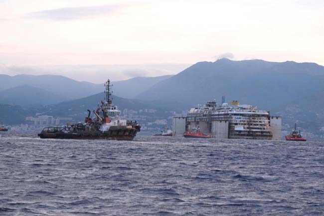 Concordia, si cerca l’ultimo disperso. Guarda le foto del relitto Concordia, si cerca l’ultimo disperso. Guarda le foto del relitto