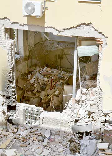 Vogliono le monete delle slot. E fanno esplodere un palazzo
