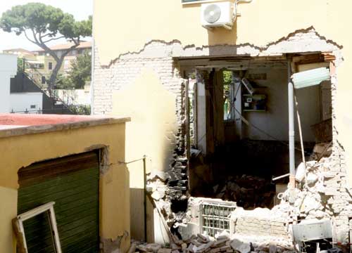 Vogliono le monete delle slot. E fanno esplodere un palazzo Vogliono le monete delle slot. E fanno esplodere un palazzo