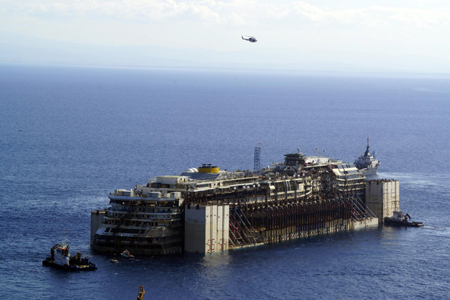 Concordia, si cerca l’ultimo disperso. Guarda le foto del relitto Concordia, si cerca l’ultimo disperso. Guarda le foto del relitto