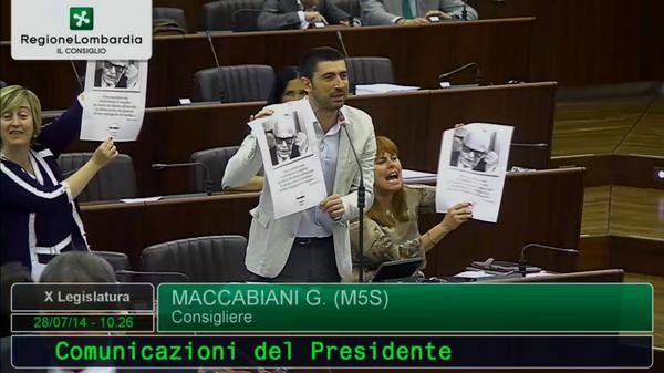 Il M5S protesta contro Renzi con la foto di Pertini Il M5S protesta contro Renzi con la foto di Pertini