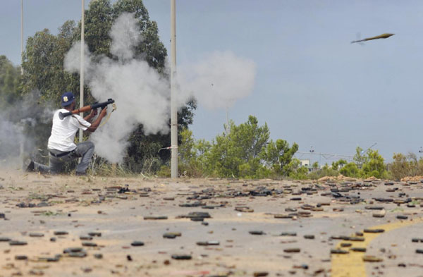 Libia, è corsa ad abbandonare il paese: evacuati oltre 100 italiani
