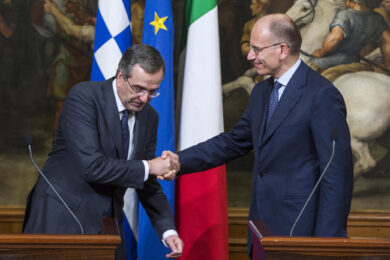 Addio stretta di mano: “Troppe infezioni, meglio l’urto dei pugni”