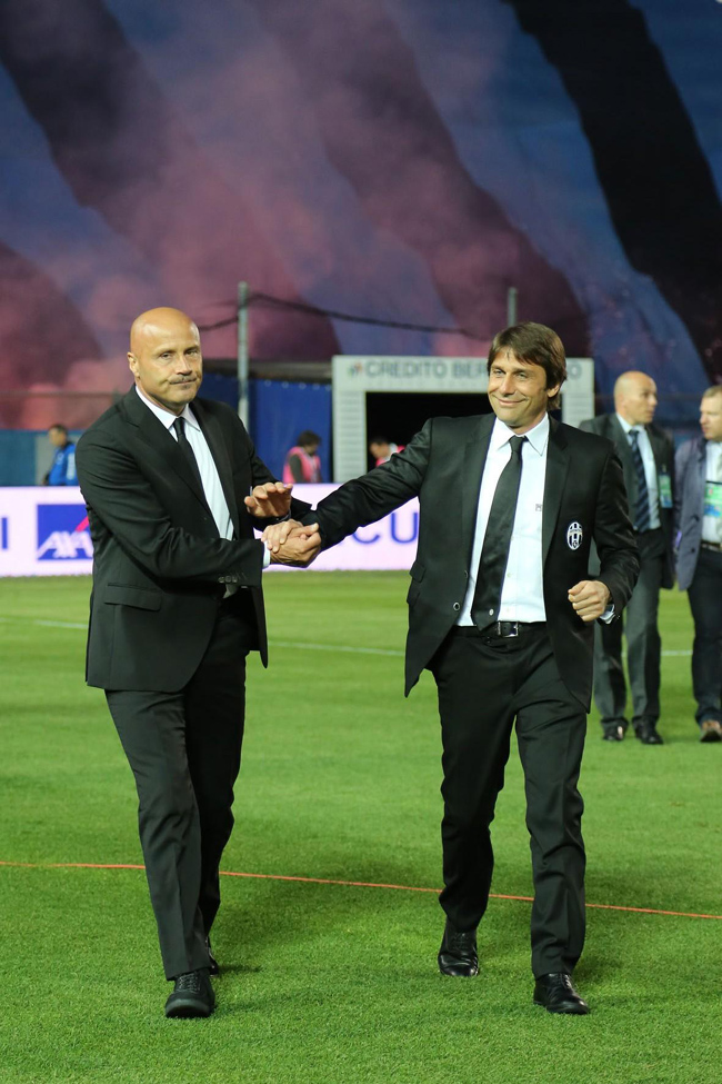 Addio stretta di mano: “Troppe infezioni, meglio l’urto dei pugni” Addio stretta di mano: “Troppe infezioni, meglio l’urto dei pugni”