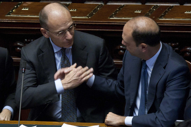 Addio stretta di mano: “Troppe infezioni, meglio l’urto dei pugni” Addio stretta di mano: “Troppe infezioni, meglio l’urto dei pugni”