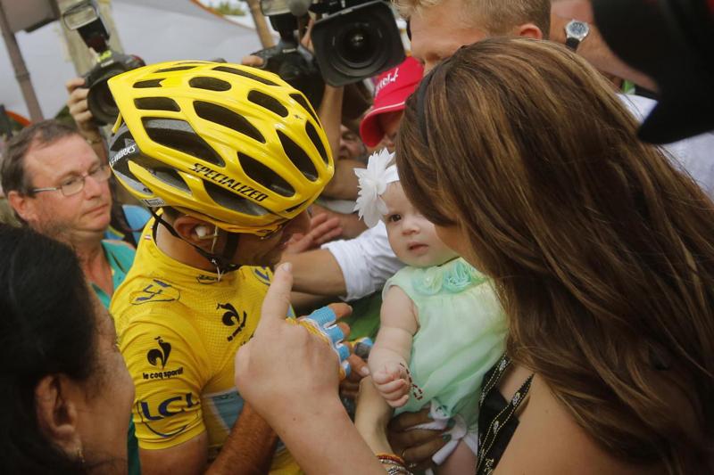 Tour de France, bufera sul selfie del ciclista: macché doping. Foto