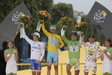 Tour de France, bufera sul selfie del ciclista: macché doping. Foto