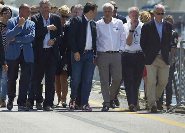 Renzi e le sneakers tricolori: “Ecco perché le ha indossate”