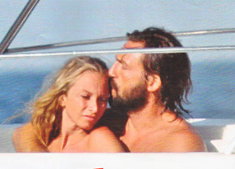 Pirlo ipnotizzato dal lato B di Valentina Roversi. E Buffon-D’Amico.. Pirlo ipnotizzato dal lato B di Valentina Roversi. E Buffon-D’Amico..