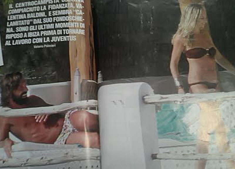 Pirlo ipnotizzato dal lato B di Valentina Roversi. E Buffon-D’Amico.. Pirlo ipnotizzato dal lato B di Valentina Roversi. E Buffon-D’Amico..