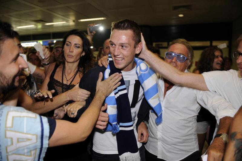 Lotito: “Ecco a voi De Vrij, il miglior difensore dei Mondiali” Lotito: “Ecco a voi De Vrij, il miglior difensore dei Mondiali”
