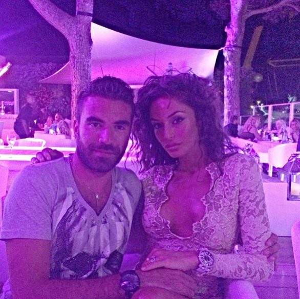 Raffaella Fico, bikini rosso da urlo a Saint Tropez e con Tozzi… Raffaella Fico, bikini rosso da urlo a Saint Tropez e con Tozzi…