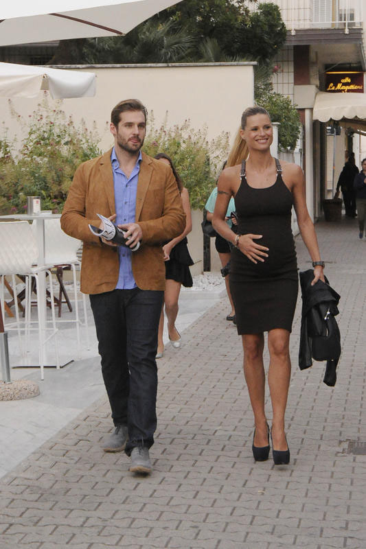 Michelle Hunziker e Tomaso Trussardi, noia e gelo a Forte dei Marmi Michelle Hunziker e Tomaso Trussardi, noia e gelo a Forte dei Marmi