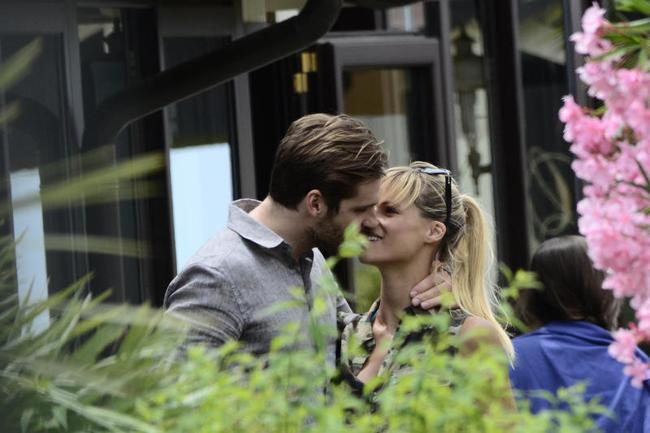 Michelle Hunziker e Tomaso Trussardi, noia e gelo a Forte dei Marmi Michelle Hunziker e Tomaso Trussardi, noia e gelo a Forte dei Marmi