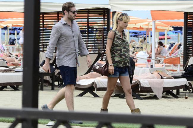 Michelle Hunziker e Tomaso Trussardi, noia e gelo a Forte dei Marmi Michelle Hunziker e Tomaso Trussardi, noia e gelo a Forte dei Marmi