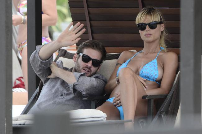 Michelle Hunziker e Tomaso Trussardi, noia e gelo a Forte dei Marmi Michelle Hunziker e Tomaso Trussardi, noia e gelo a Forte dei Marmi
