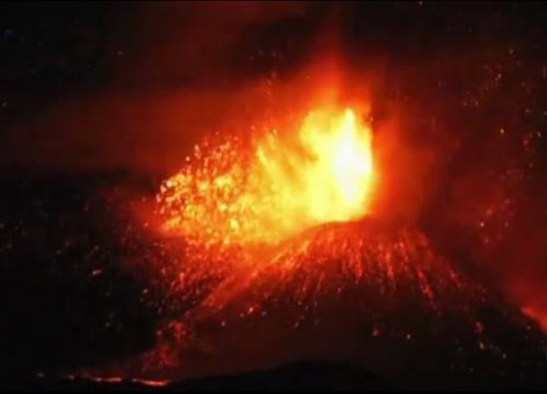 Etna, nuova eruzione. Esplosioni e scosse Etna, nuova eruzione. Esplosioni e scosse