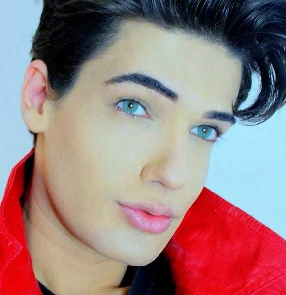 Spende 38mila euro per somigliare a Ken, il fidanzato di Barbie Spende 38mila euro per somigliare a Ken, il fidanzato di Barbie