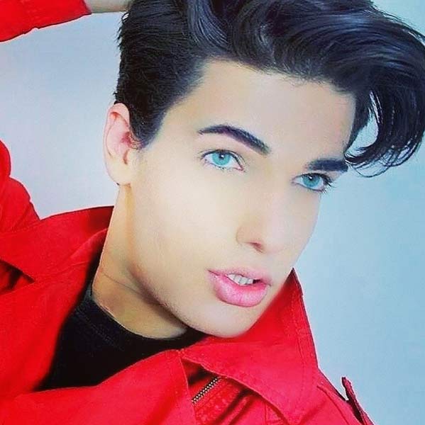 Spende 38mila euro per somigliare a Ken, il fidanzato di Barbie Spende 38mila euro per somigliare a Ken, il fidanzato di Barbie