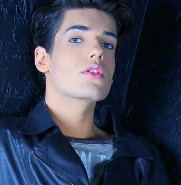 Spende 38mila euro per somigliare a Ken, il fidanzato di Barbie Spende 38mila euro per somigliare a Ken, il fidanzato di Barbie
