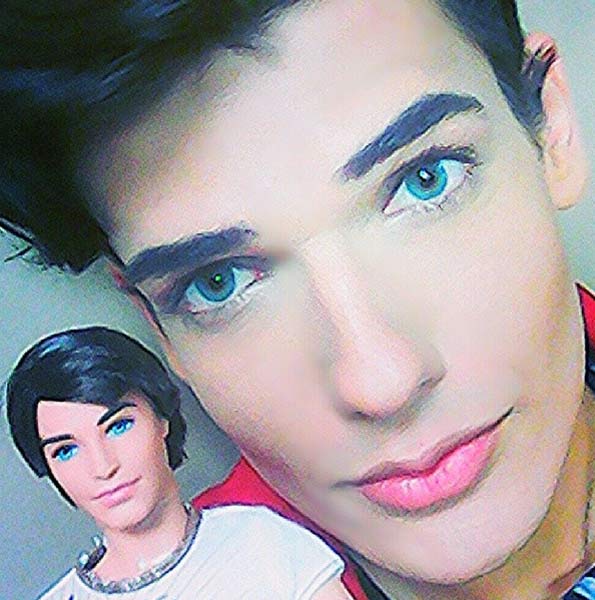 Spende 38mila euro per somigliare a Ken, il fidanzato di Barbie Spende 38mila euro per somigliare a Ken, il fidanzato di Barbie