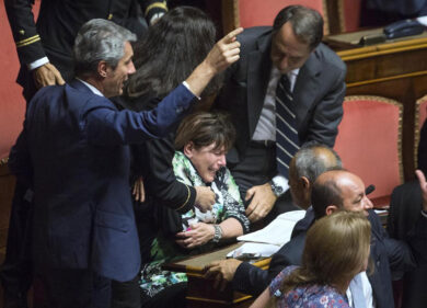 Riforme, aboliti senatori a vita e indennità, M5S esce dall’Aula
