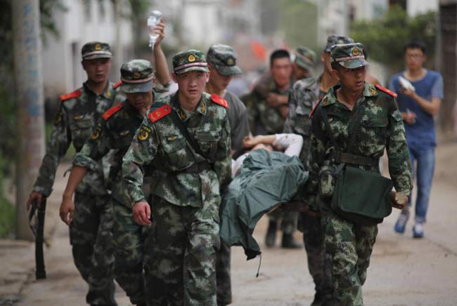 Cina, devastante terremoto: 381 morti. Le piogge ostacolano i soccorsi Cina, devastante terremoto: 381 morti. Le piogge ostacolano i soccorsi