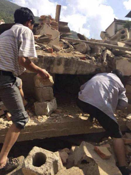 Cina, devastante terremoto: 381 morti. Le piogge ostacolano i soccorsi Cina, devastante terremoto: 381 morti. Le piogge ostacolano i soccorsi