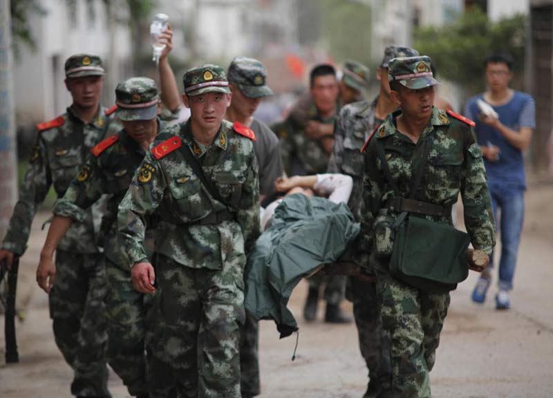 Cina, devastante terremoto: 381 morti. Le piogge ostacolano i soccorsi Cina, devastante terremoto: 381 morti. Le piogge ostacolano i soccorsi