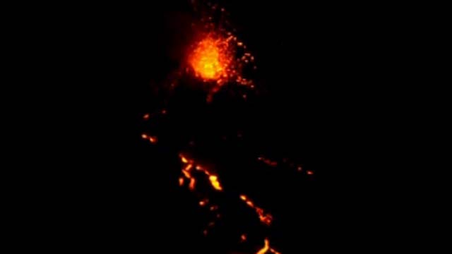 Etna, nuova eruzione. Esplosioni e scosse Etna, nuova eruzione. Esplosioni e scosse
