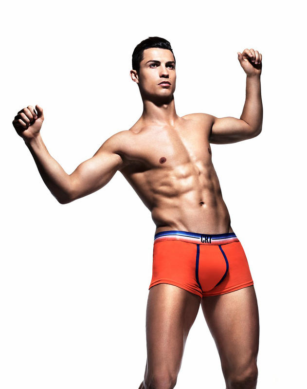 Cristiano Ronaldo fa il giro del mondo in mutande Cristiano Ronaldo fa il giro del mondo in mutande