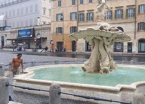 Apre la caccia grossa alle monetine. Erede di D’artagnan si tuffa nel Tritone Apre la caccia grossa alle monetine. Erede di D’artagnan si tuffa nel Tritone