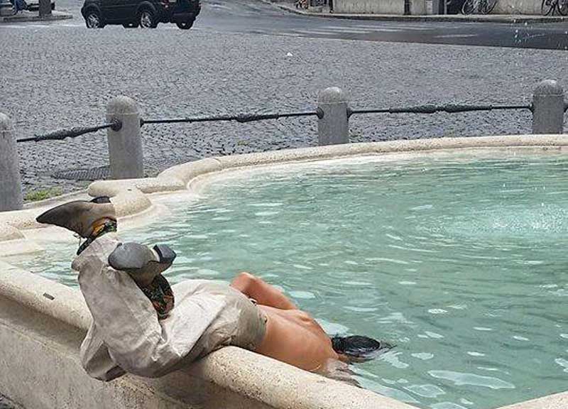 Apre la caccia grossa alle monetine. Erede di D’artagnan si tuffa nel Tritone Apre la caccia grossa alle monetine. Erede di D’artagnan si tuffa nel Tritone