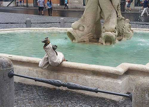 Apre la caccia grossa alle monetine. Erede di D’artagnan si tuffa nel Tritone Apre la caccia grossa alle monetine. Erede di D’artagnan si tuffa nel Tritone