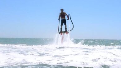 Un uomo metà aquila e metà delfino. Flyboard: volare spinti da 200 cavalli