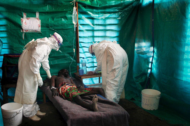 Ebola per l’Oms quasi 900 morti. Ricovero sospetto a NY. Il siero segreto funziona