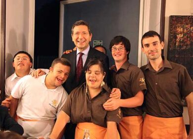 Pizza, birretta e colata di cemento. Il vangelo d’agosto secondo Marino