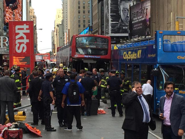 New York, scontro tra due bus a Times Square, 14 feriti New York, scontro tra due bus a Times Square, 14 feriti